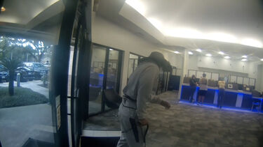 Homem finge estar ferido para assaltar banco nos EUA