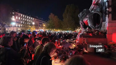 Flores e momento de silêncio: Presidente da Câmara de Paris homenageia vítimas dos atentados de 13 de Novembro 