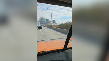 Enorme coluna de fumo após incêndio em armazém industrial em Baltimore nos EUA