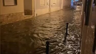 Ruas alagadas durante madrugada desta quinta-feira em Armação de Pêra