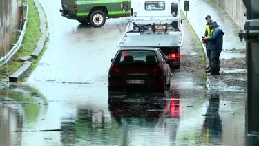 Chuva intensa inunda ponte em Oliveira do Bairro e impede travessia de viaturas