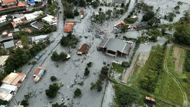 Imagens aéreas mostram casas parcialmente submersas após passagem de tempestade tropical em Taiwan 