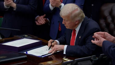 “O país nunca esteve em melhor forma”: Trump encerra ‘shutdown’ recorde do governo dos EUA 