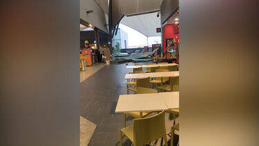 Portas de vidro de Centro Comercial Évora Plaza destruídas pelo mau tempo