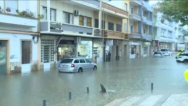 Rua algarvia inundada devido à chuva forte  