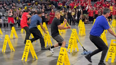 Aspiradores e esfregonas em riste: empregados de limpeza competem nas ‘Olímpiadas da Hotelaria’ em Las Vegas