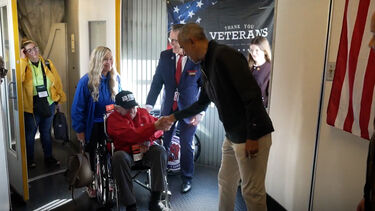 “Estamos muito gratos”: Obama surpreende dezenas de veteranos de guerra  