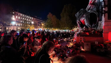 Flores e momento de silêncio: Presidente da Câmara de Paris homenageia vítimas dos atentados de 13 de Novembro 