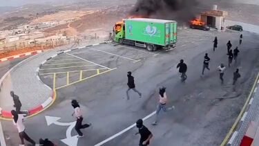 Momento em que colonos israelitas que incendiaram mesquita pegam fogo a camiões