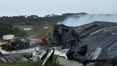 Raio pode ter causado fogo que destruiu armazém de fruta em Alcobaça