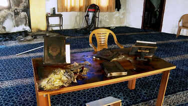 Colonos israelitas incendeiam e vandalizam mesquita na Cisjordânia 