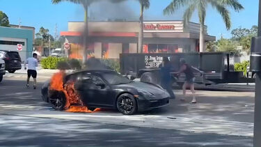 Bombeiros da Flórida resgatam homem preso no interior de carro em chamas