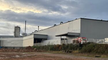 Incêndio deflagra em fábrica de mobiliário na zona industrial de Lordelo