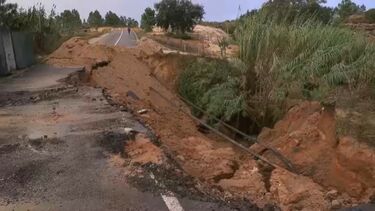 Consequência da Depressão Cláudia: estrada em Azeitão abate após deslizamento de terras