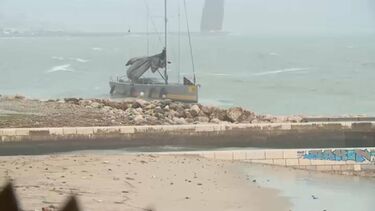 Duas pessoas resgatadas após naufrágio de veleiro em Algés