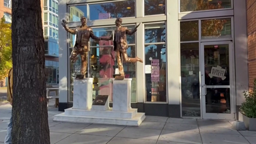 Estátua de Trump e Epstein de mãos dadas reaparece após revelação de emails comprometedores  