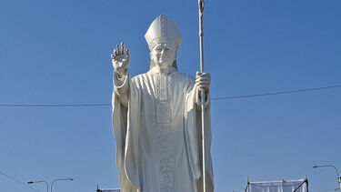 Católicos peruanos erguem estátua em homenagem ao Papa Leão XIV 