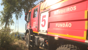 Encontrado homem que se perdeu no Fundão depois de ficar com o carro atolado em linha de água