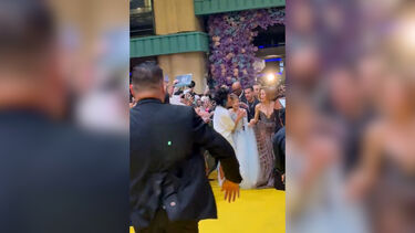 O momento em que Ariana Grande é atacada por fã na estreia de ‘Wicked - Pelo Bem’ em Singapura  