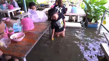 Restaurante na Tailândia sofre inundação e contratempo transforma-o num sucesso 