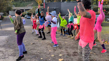 Manifestantes protestam contra o ICE com aula de aeróbica inspirada nos anos 80