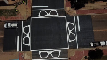 Passadeira decorada com óculos icónicos do músico Buddy Holly vai ser removida no Texas