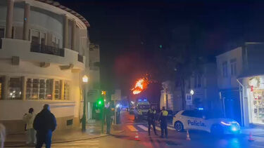 Incêndio deflagra em edifício devoluto na Foz do Douro