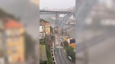 Chuva intensa provoca torrente de água junto à Ponte Ponte Luís I no Porto