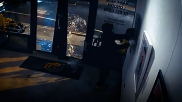 Novas imagens mostram o roubo de uma réplica autografada “Girl with Balloon” em 2024 