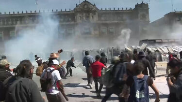 Polícia dispara gás lacrimogéneo a jovens que marchavam contra a presidente Sheinbaum na Cidade do México