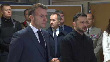 Zelensky e Macron visitam a sede da Coligação de Voluntários após assinarem declaração para a compra de caças 