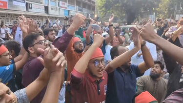 Manifestantes celebram condenação à morta da ex-primeira-ministra do Bangladesh Sheikh Hasina 