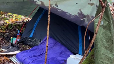 Christian Brueckner vive numa tenda numa floresta na Alemanha