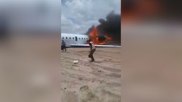 Escaparam todos ilesos! Avião com ministro e delegação do governo do Congo incendeia-se ao aterrar