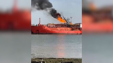 Navio ucraniano em chamas após ataques russos na fronteira com a Roménia  