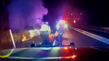 Polícia salva homem inconsciente preso dentro de carro a arder 