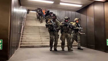 Forças Armadas alemãs fazem treino de combate urbano no metro de Berlim  