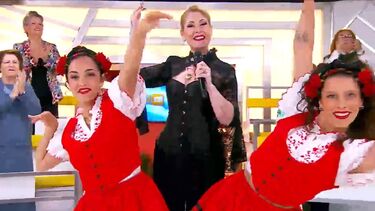 Cantora Rebeca canta ‘O Beijinho Português’ no ‘Manhã CM’