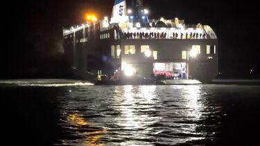 Ferry com 267 pessoas encalha na Coreia do Sul 