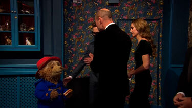 Príncipes de Gales encontram-se com o urso Paddington   