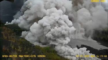Vulcão Semeru na Indonésia volta a entrar em erupção  