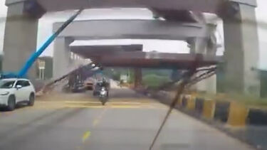 Imagens impressionantes mostram andaime a cair sobre carro que circulava em estrada na Malásia   