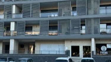 Apartamento onde mulher foi encontrada morta em junho está por limpar. Moradores revoltados culpam autarquia