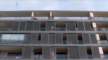 Moradores de prédio onde mulher foi encontrada morta estão revoltados com mau cheiro e culpam Câmara de Alcochete