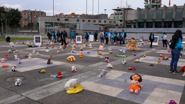 Brinquedos deixados em frente ao Ministério Público colombiano em protesto contra abusos sexuais de crianças 