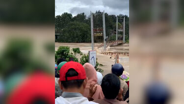 Imagens mostram o momento em que ponte colapsa e é arrastada pelas cheias no Vietname 