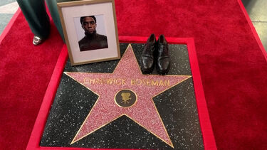 Ator Chadwick Boseman recebe estrela np Passeio da Fama de Hollywood 