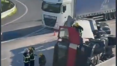 Camião despista-se e tomba na A33 na Moita. Condutor ficou ferido