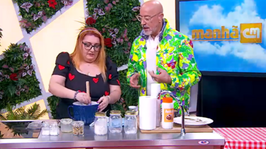 Nessinha Coutinho prepara um bolo de noz