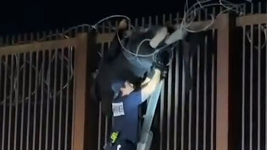 Mulher fica presa no arame farpado ao tentar saltar muro na fronteira do México com os EUA  